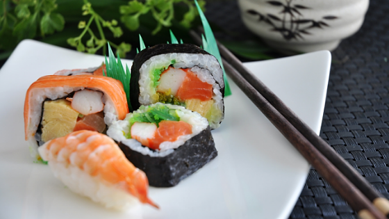 Préparation de sushis lors d'un cours de cuisine international