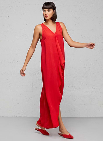 Vestido largo rojo con escote en pico y detalle de volantes en cascada