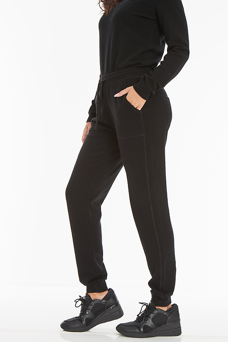 black 8000||||2021_03_29_March_Catalog_Vertical_47_SUSIE_HOODIE_BLK_AB1730_11_seconds.mp4