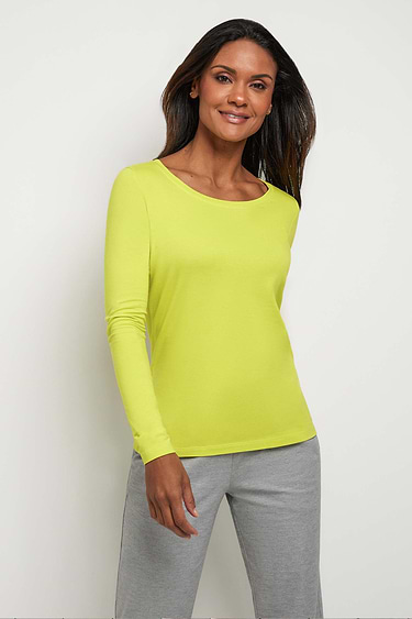 The Best Travel Top. Woman Showing the Front Profile of a Juliana Top in Citrus Yellow.