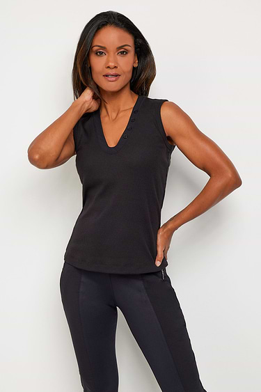 The Best Travel Top. Woman Showing the Front Profile of a Madelyn Top in Black.
