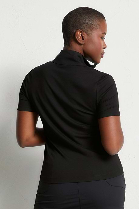 The Best Travel Top. Woman Showing the Back of a Serena Top in Black.