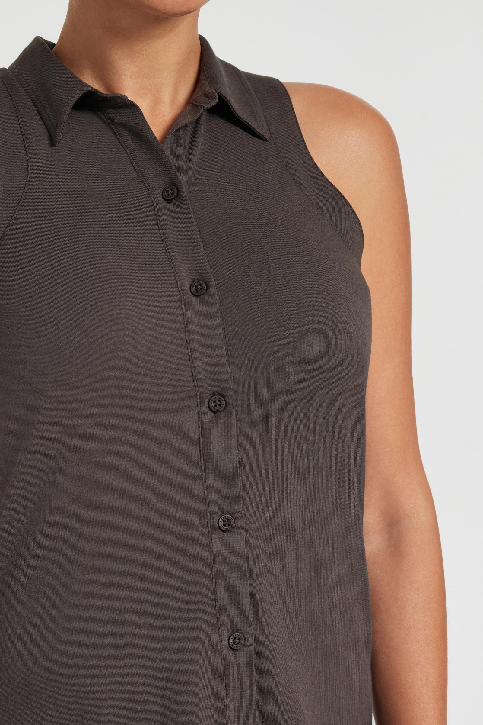 Elise Sleeveless Button Up Top in Espresso
