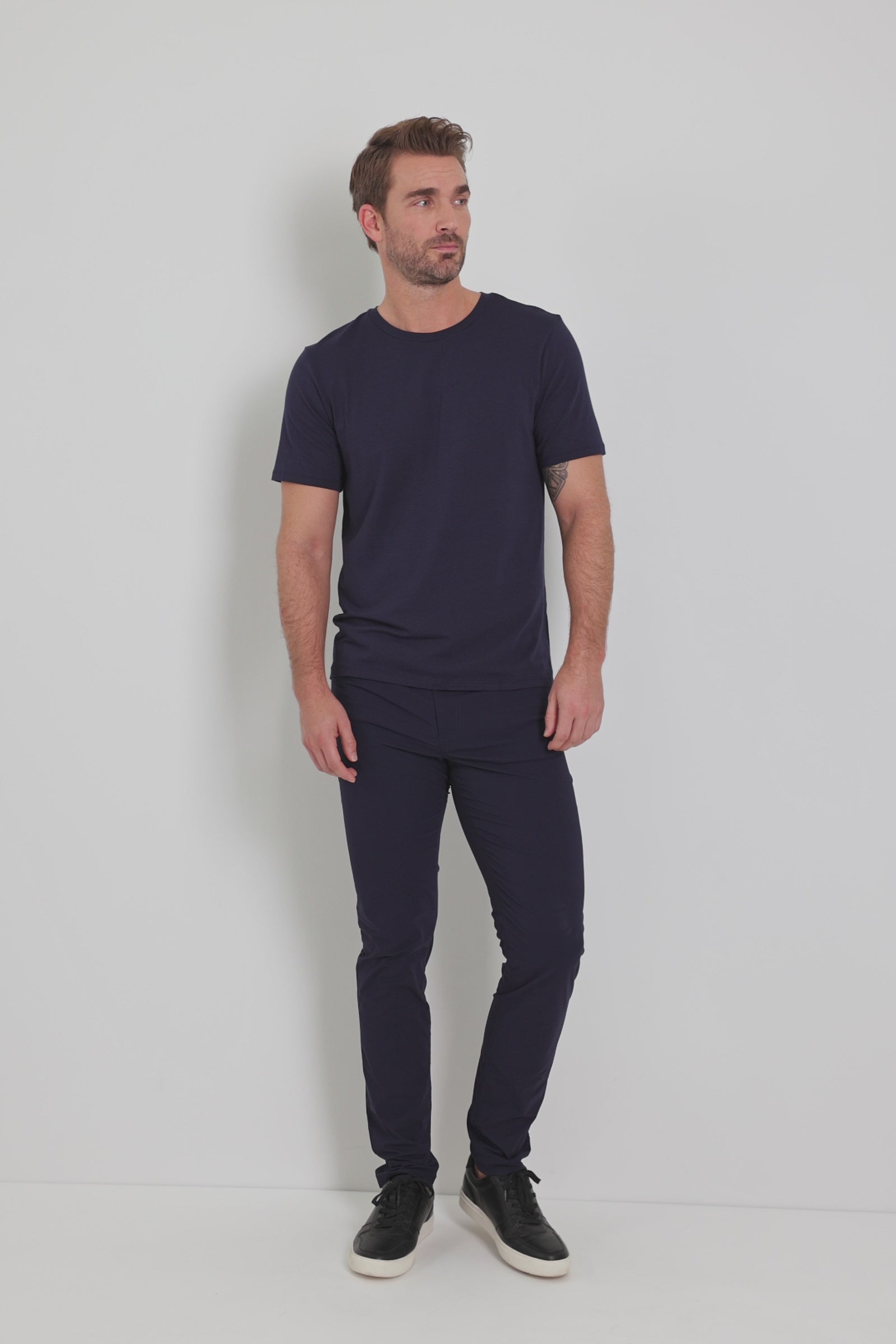 Video of a Men's Scott Top in Navy.