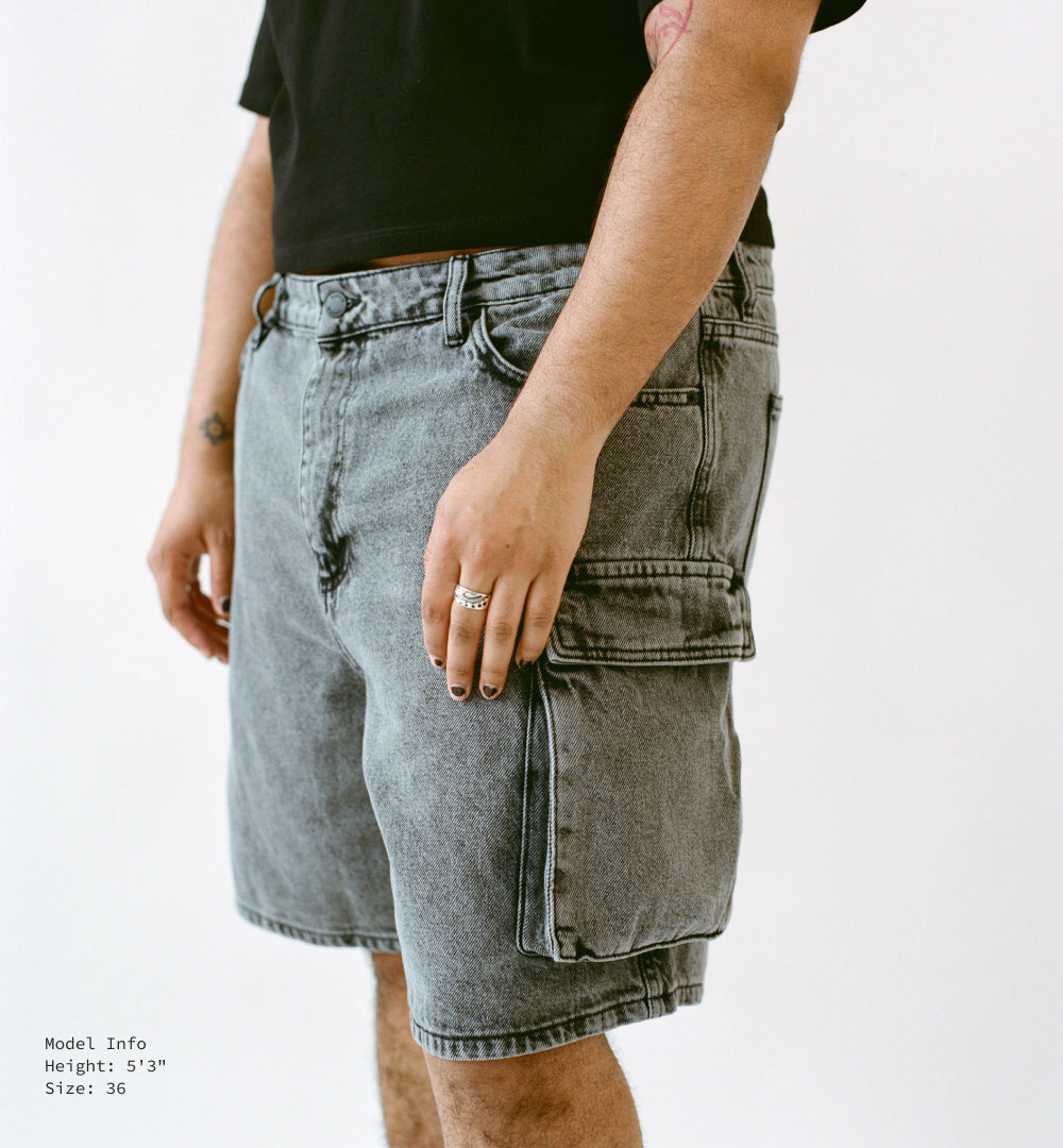 Transmasc model, height: 5'3", wearing size 36 cargo shorts