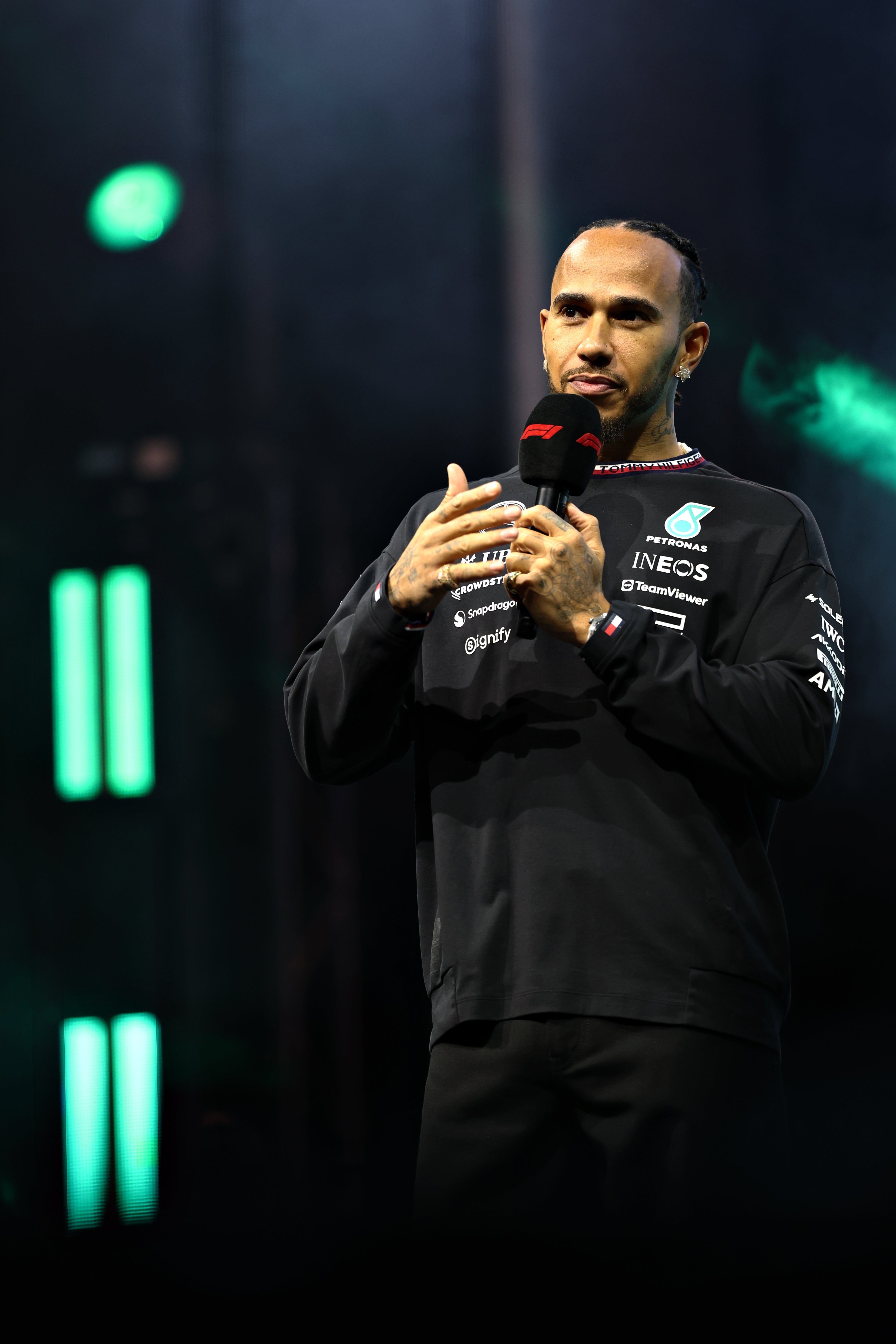 Lewis Hamilton trägt Fabergé vor dem F1 Grand Prix von Las Vegas