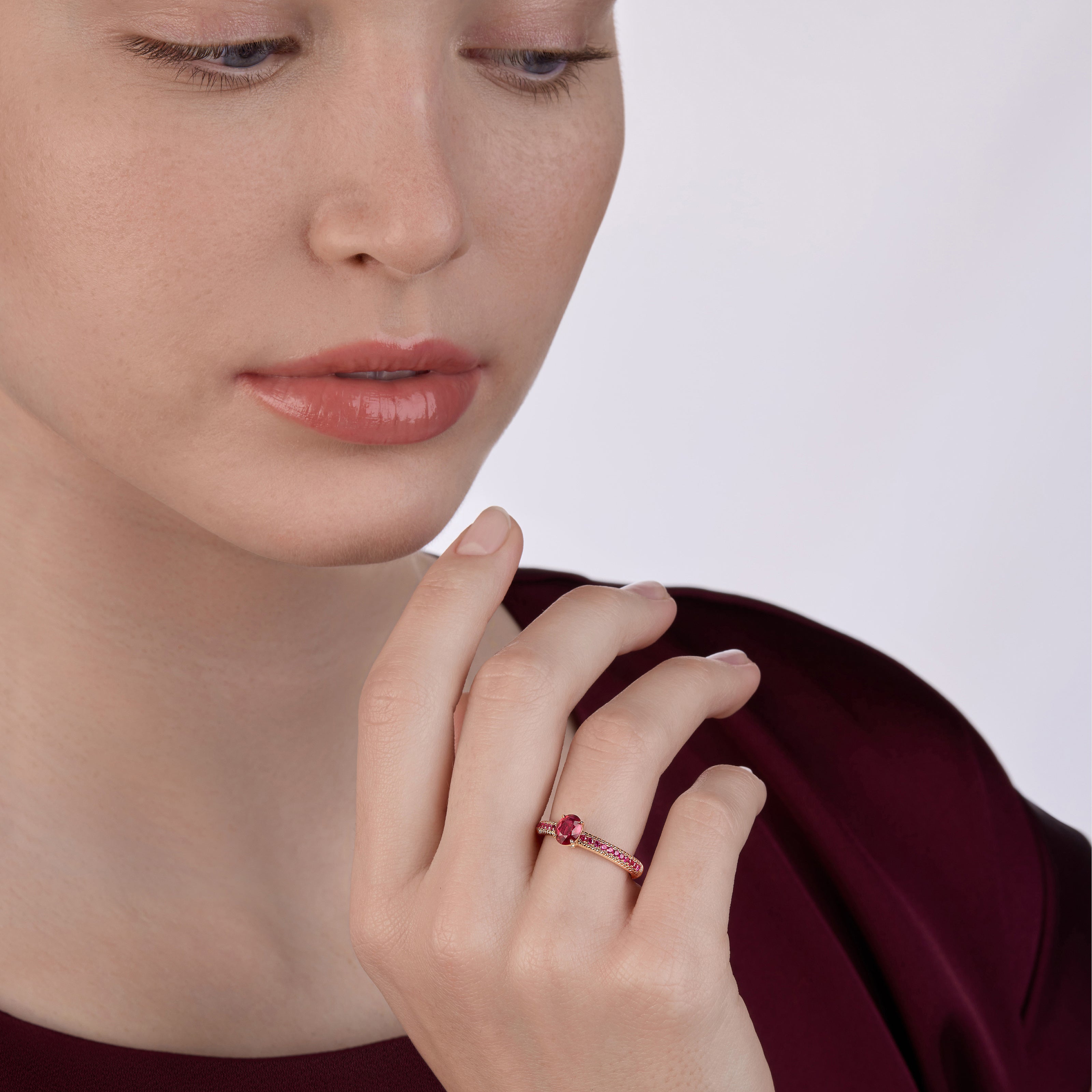 Anello con rubino scanalato e spalle in rubino