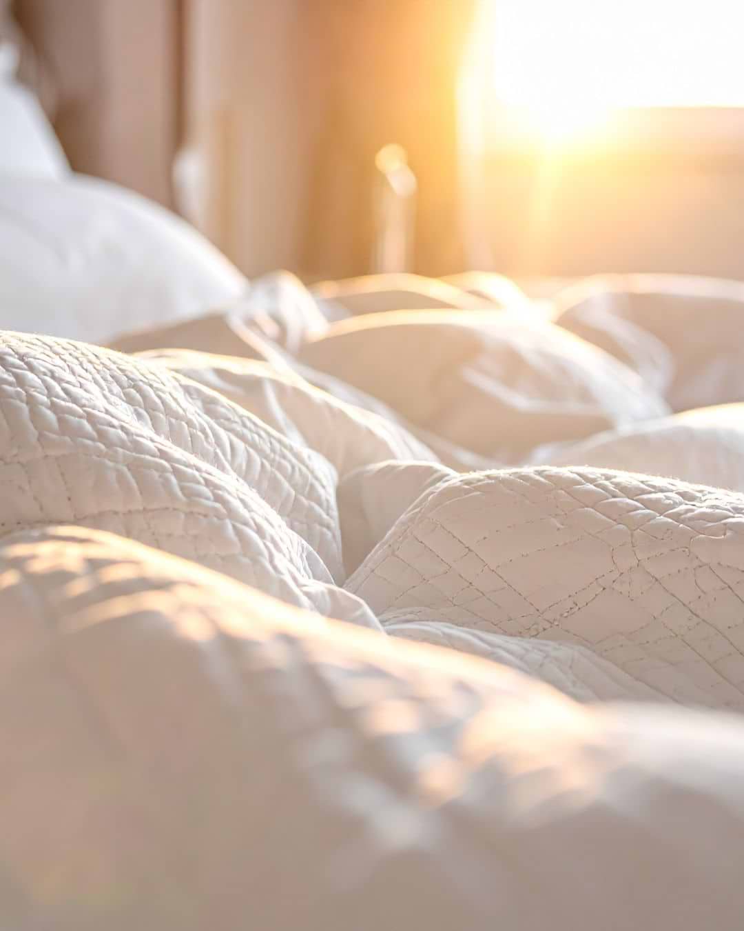 Cold symptoms typically include:
Gradual onset over one to three days.
Thick, yellow, or green nasal discharge as it progresses.
Sore throat, especially early on.
Body aches and general fatigue.
Low-grade fever (more common in children than adults).
Coughing tends to worsen from days three to five.