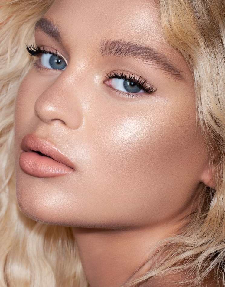 I NEED A NUDE GLOW HIGHLIGHTER model look