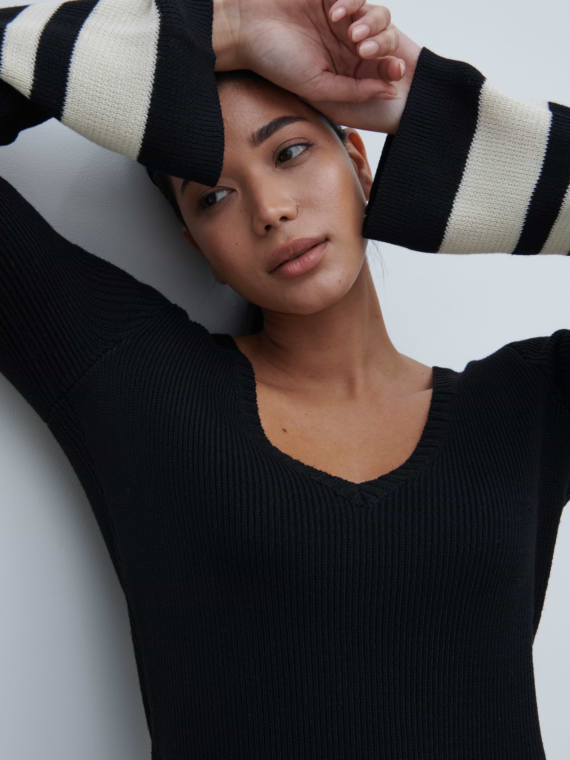 Cassie V Neck Contrast Knit Jumper - Black and Cream