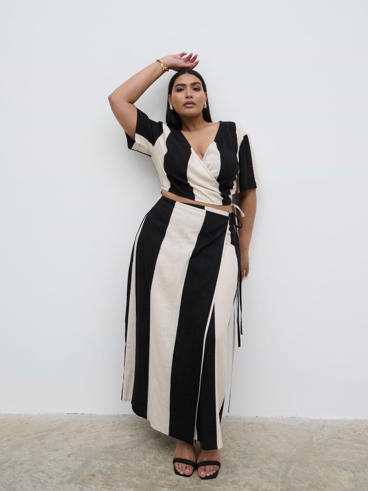 Chaya Printed Wrap Top Curve - Cream and Black