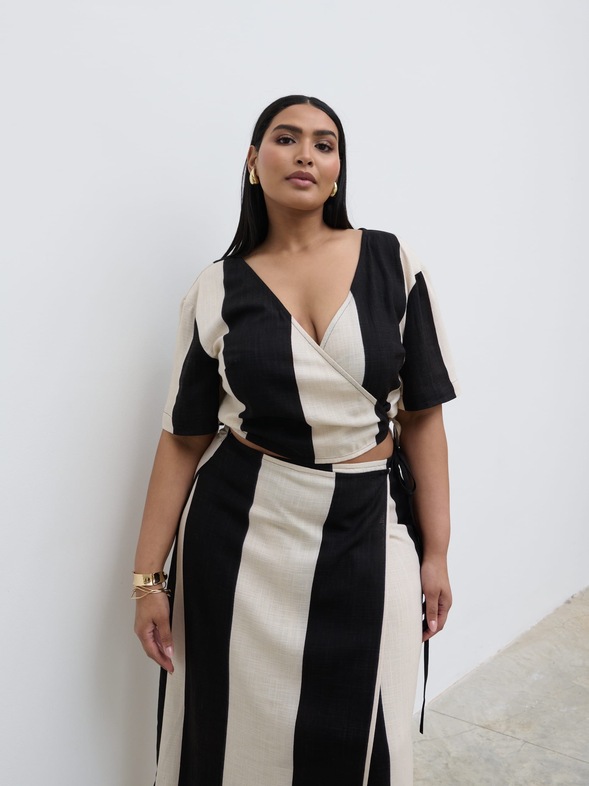 Chaya Printed Wrap Top Curve - Cream and Black