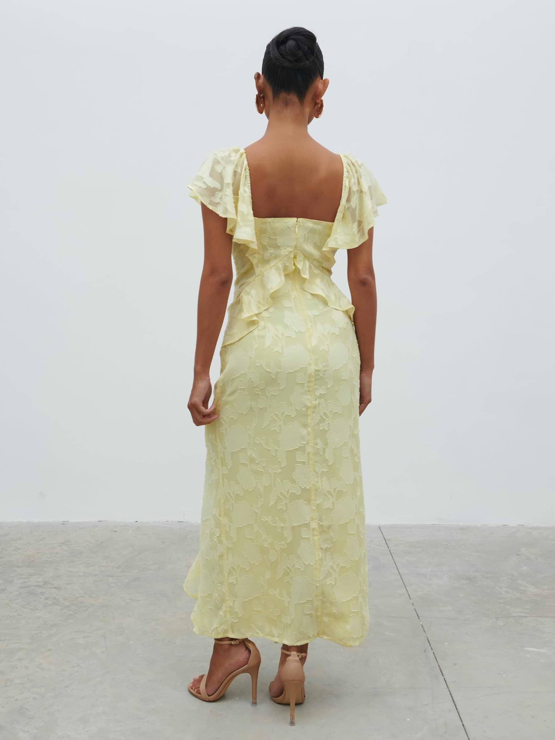 Elle Is 5'3" and wears size UK 6.