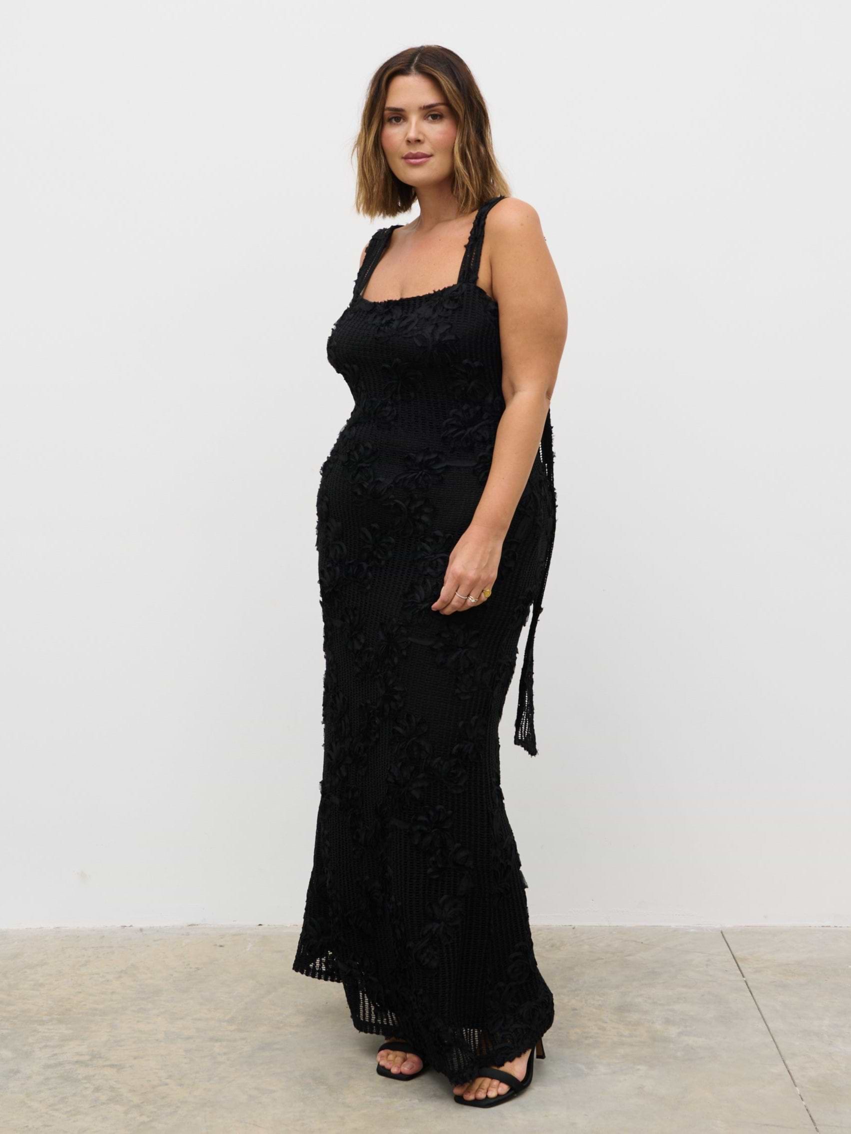 Gigou Crochet Floral Maxi Dress Curve - Black