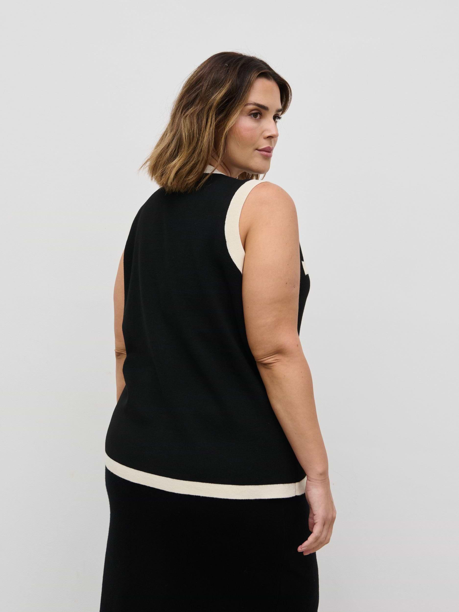 Indigo Contrast Knit Waistcoat Curve - Black and Cream