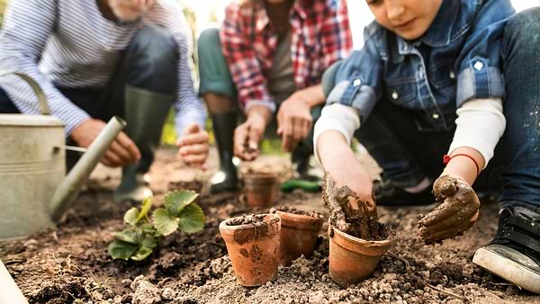 Fall Garden Chores that Kids Can Help With