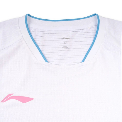 The Li-Ning Diamond Gradient Men's Badminton T-Shirt in White features a textured, moisture-wicking fabric with quick-dry properties, light blue collar trim, and a pink logo on the chest. The size is indicated inside for a sporty and breathable fit.