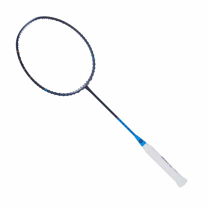 The Li-Ning Limited Edition 'Wind' 4U Badminton Racket Box Set - Black / Blue features a striking black and blue design, complete with a white grip handle. Its carefully crafted strings and streamlined look make it an ideal choice for mastering the art of war on the badminton court.