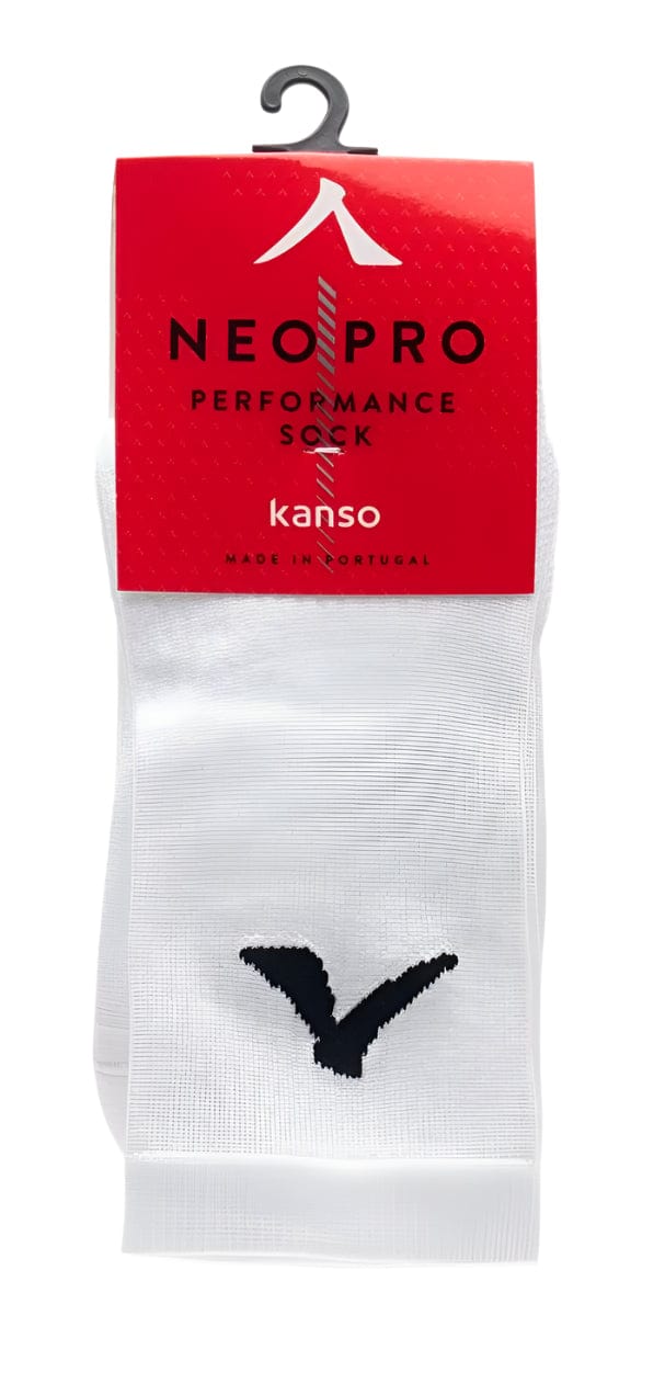 White Kanso Neo Pro Performance Crew badminton socks with cushioning and a black logo on the front. The red packaging includes "NeoPro Performance Sock," "Kanso," and "Made in Portugal." They hang neatly on a black hook.