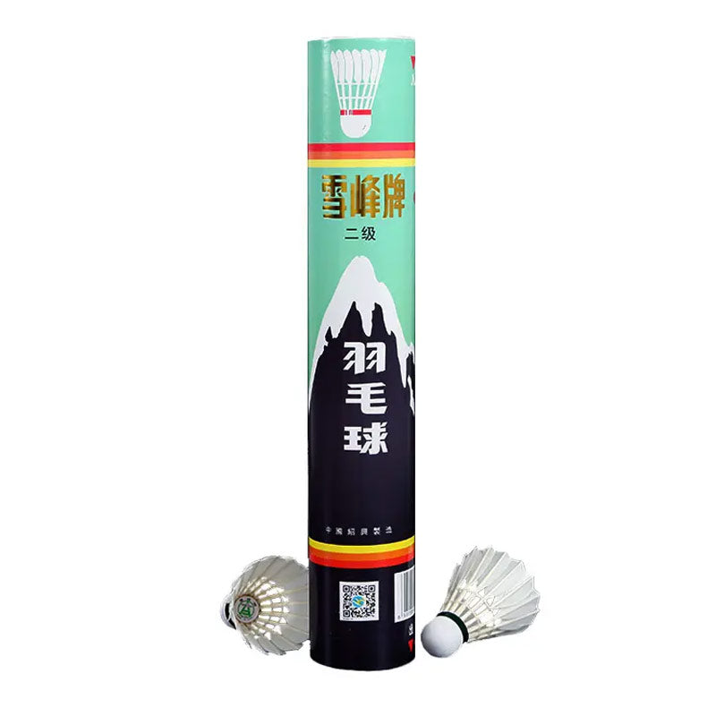 A Snowpeak C1136 cylindrical tube with Chinese text and a mountain graphic holds 12 tournament-grade goose feather shuttlecocks. Two white, BWF-approved Snowpeak feather shuttles are displayed in front of the tube.