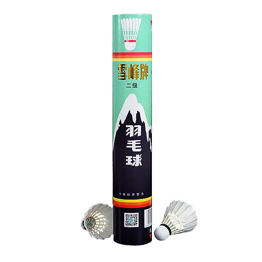 A Snowpeak C1136 cylindrical tube with Chinese text and a mountain graphic holds 12 tournament-grade goose feather shuttlecocks. Two white, BWF-approved Snowpeak feather shuttles are displayed in front of the tube.
