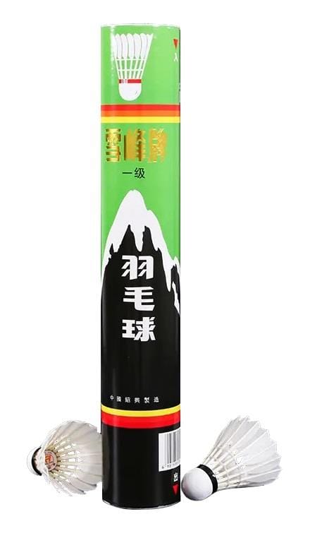 A sleek, green cylindrical container featuring Chinese characters holds the high-quality Snowpeak C1130 Feather Shuttles. In front of this design, two pristine white shuttlecocks are placed against a white background, ensuring BWF-worthy performance.