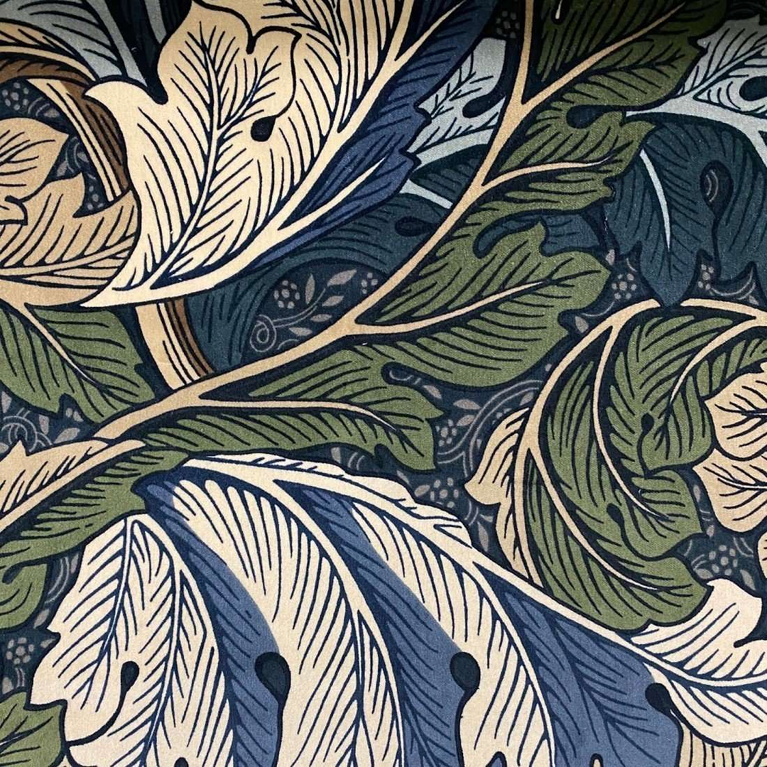 Acanthus Velvet stof-Fabric-Tapete-Morris & Co-Slate Blue/Thyme-Meter (M1)-226401-Selected Wallpapers
