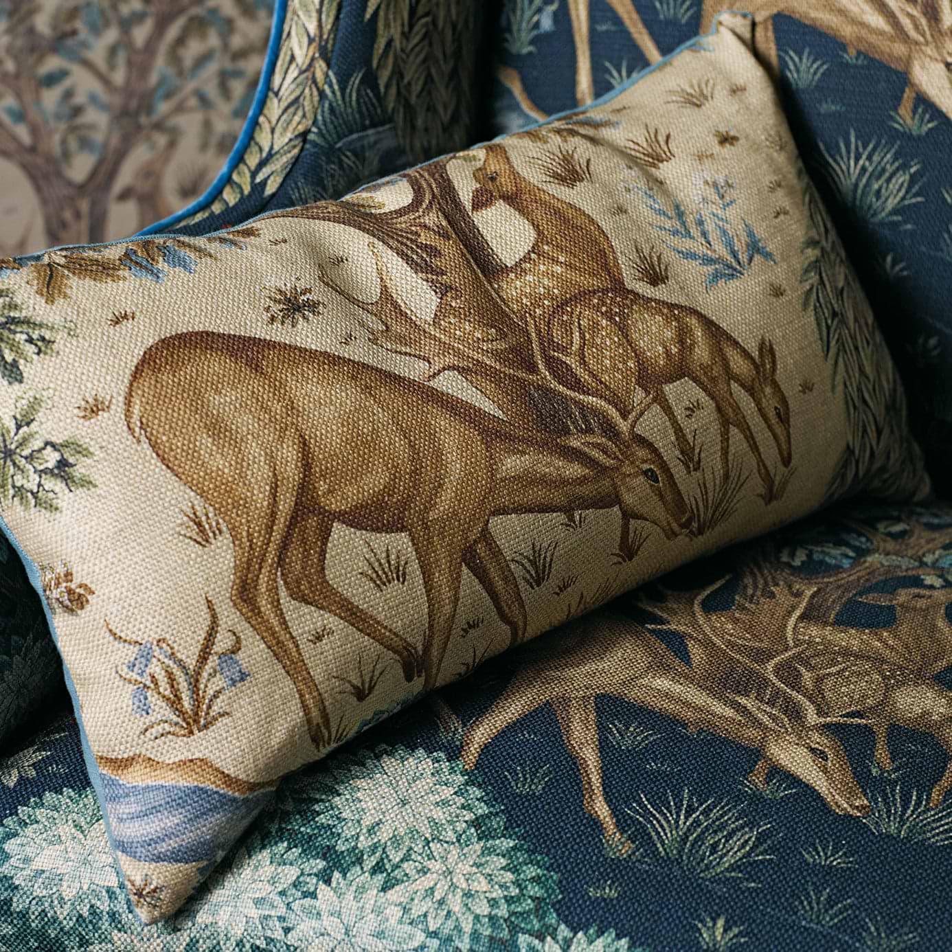 Wandtapijtstof William Morris-stijl: Bluebirds jacquardgeweven bekledingsstof op maat gesneden - België