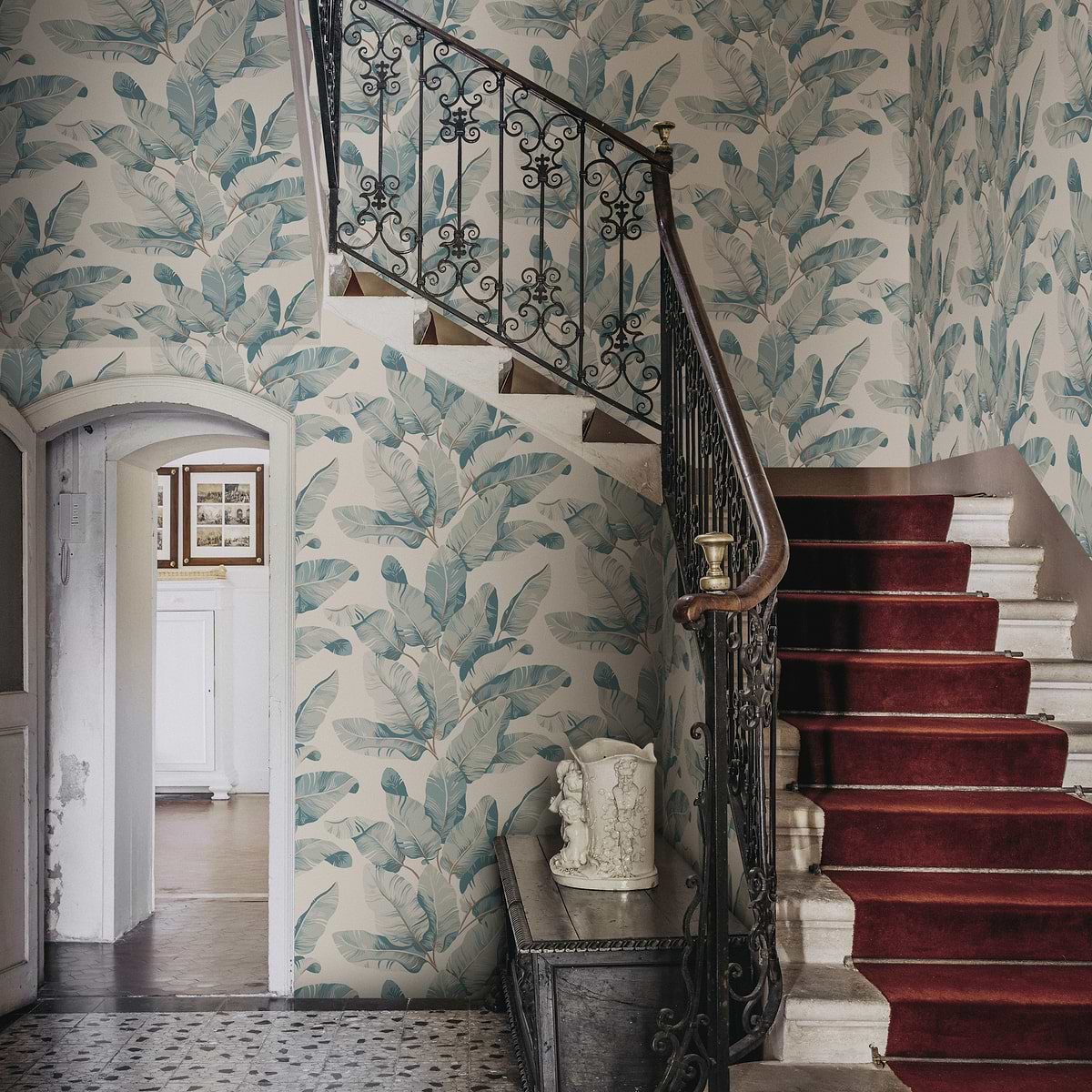 Palm Garden wallpaper collection van Sandberg — tropische elegantie with speelse dierenmotieven
