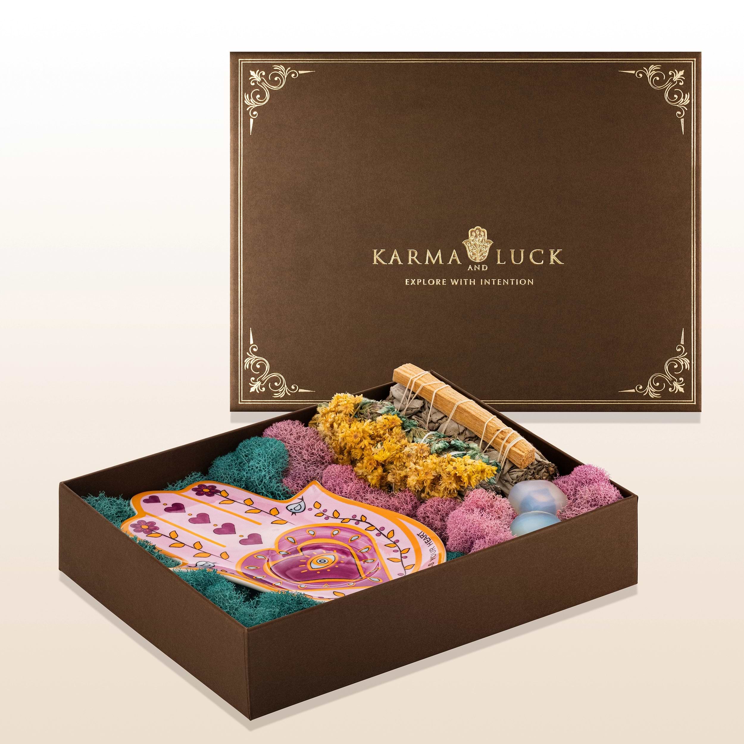 Love is meant to heal. Love is meant to renew. The "Graceful Love - Hamsa & Sage Box" will help you to tap into your inner gifts and show your soul the path to spiritual enlightenment. 