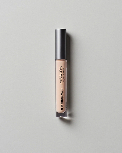 MÁDARA Organic Skincare concealer warm latte madara A6108 concealer product photo on plain background.
