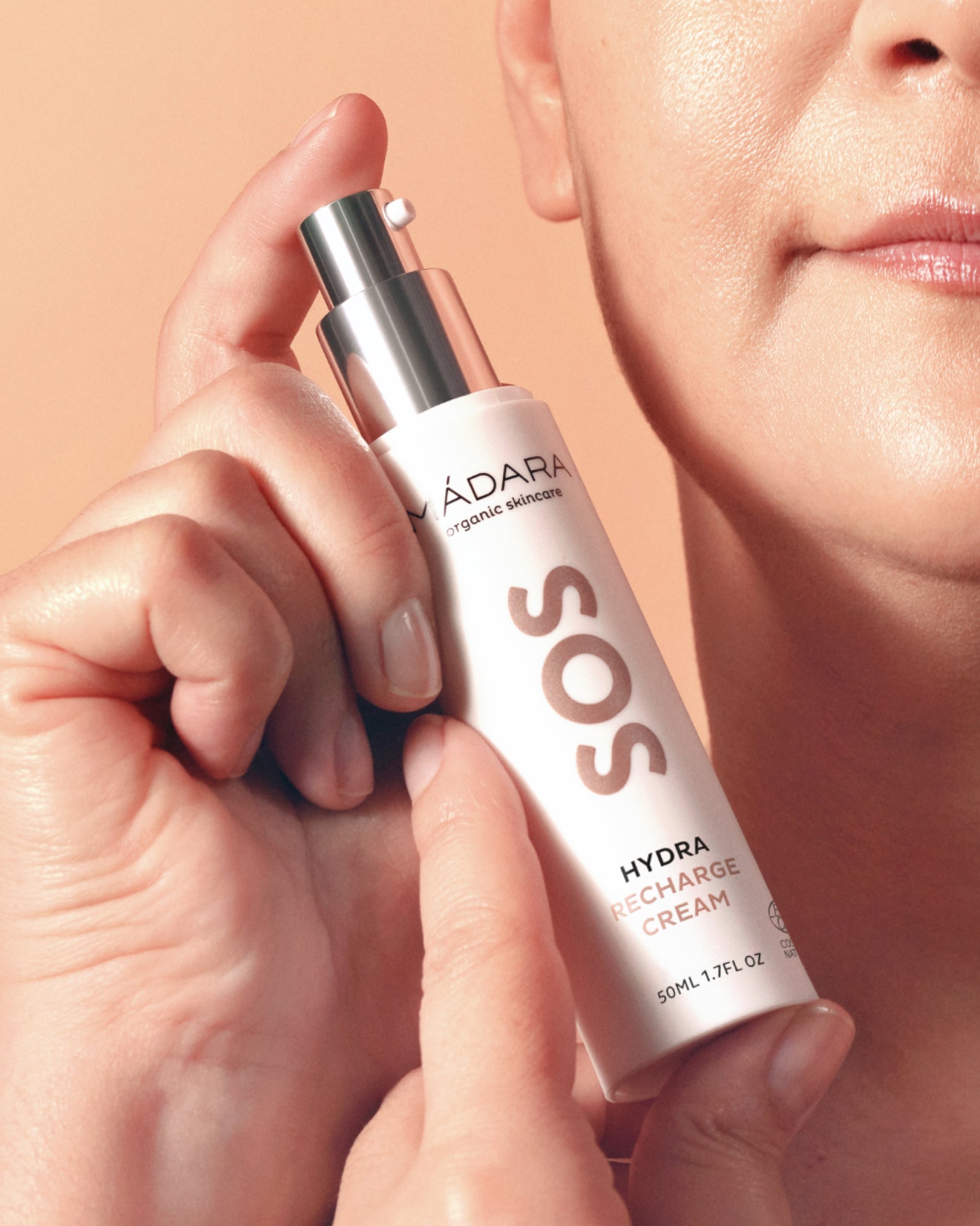 Person holding a MADARA SOS Hydra Recharge Cream