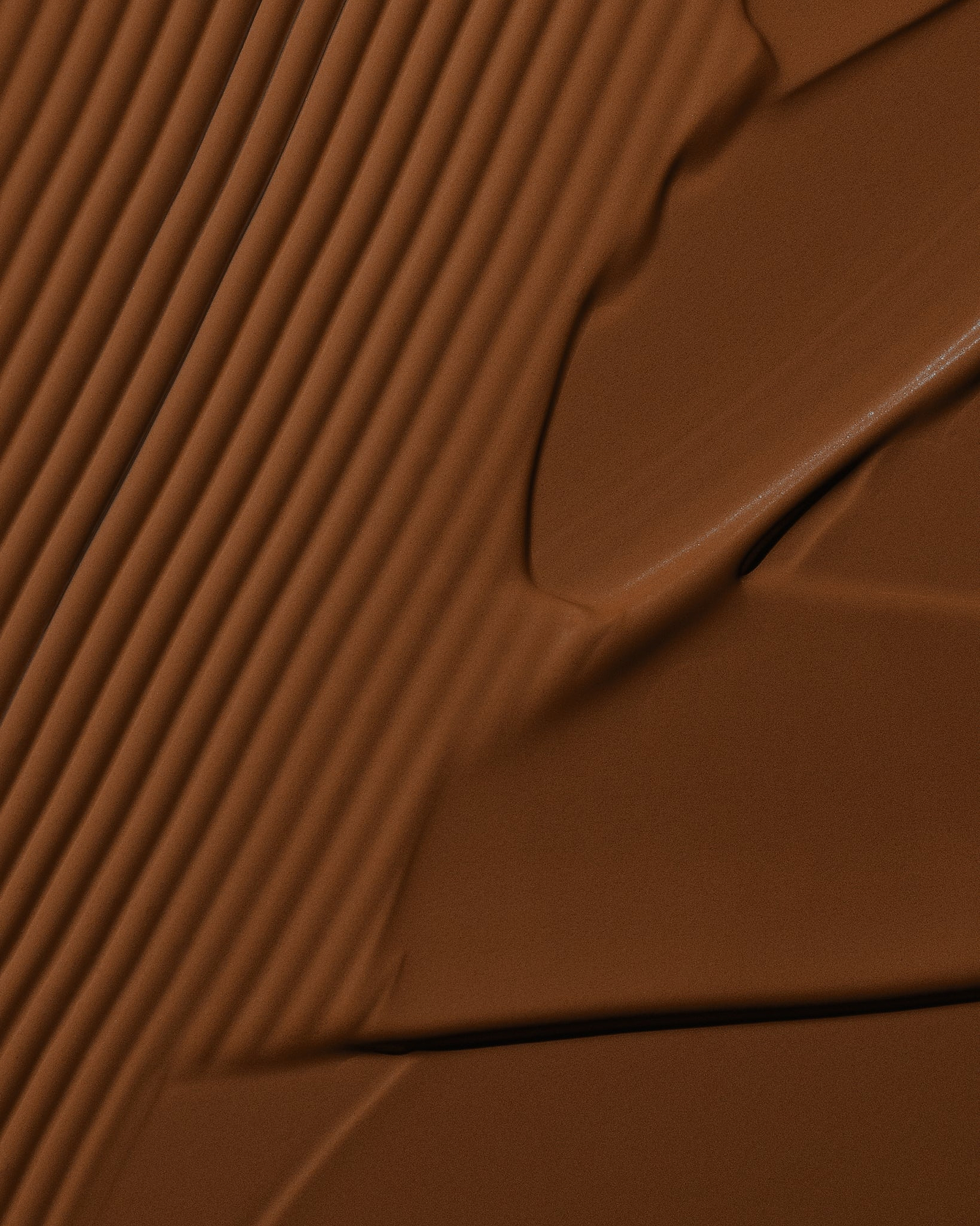 Texture close-up of MÁDARA Organic Skincare skinonym umber A6096 �swatch demonstrates consistency and finish.