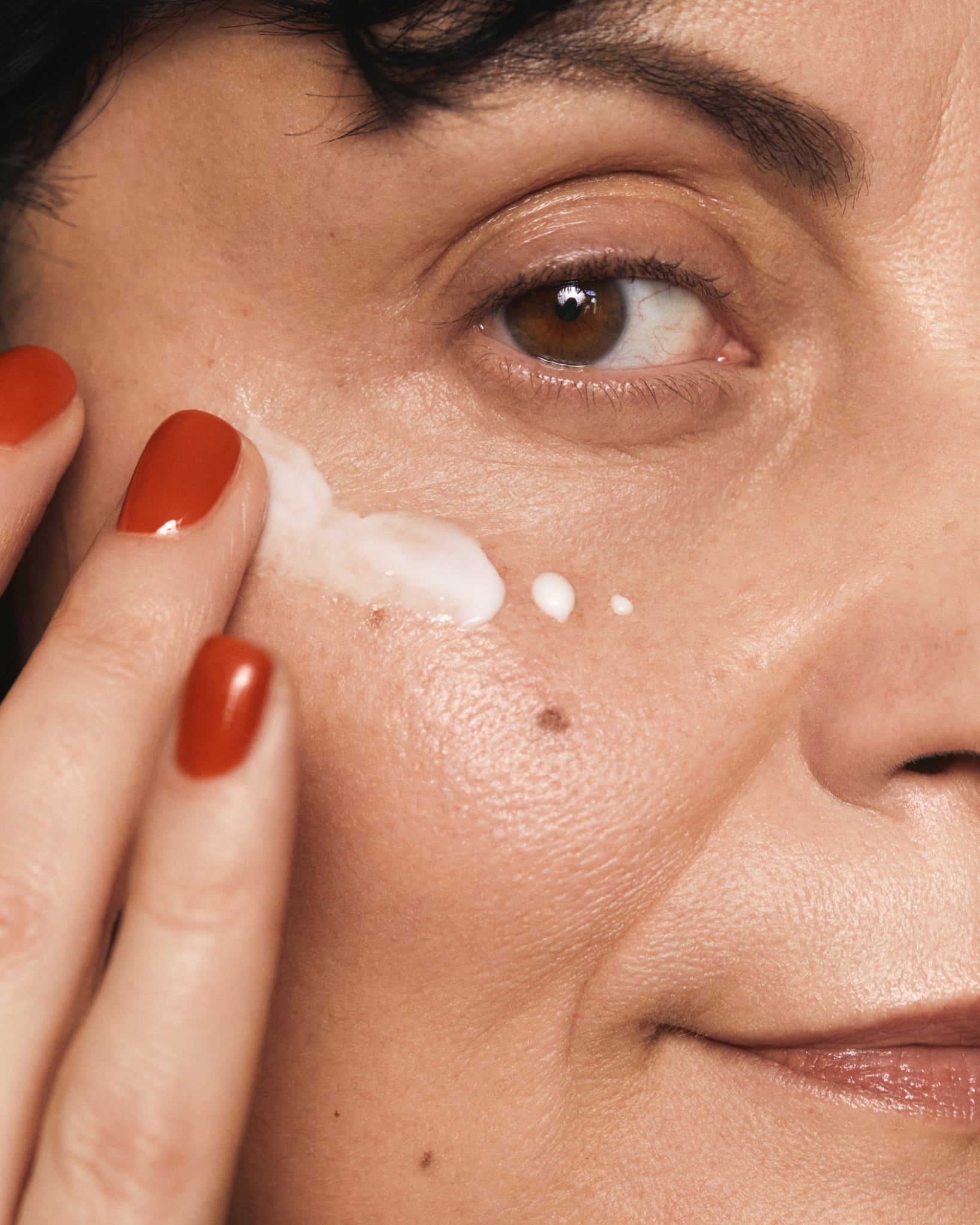 MÁDARA Organic Skincare eye cream for mature skin A3343 face cream product photo on plain background.