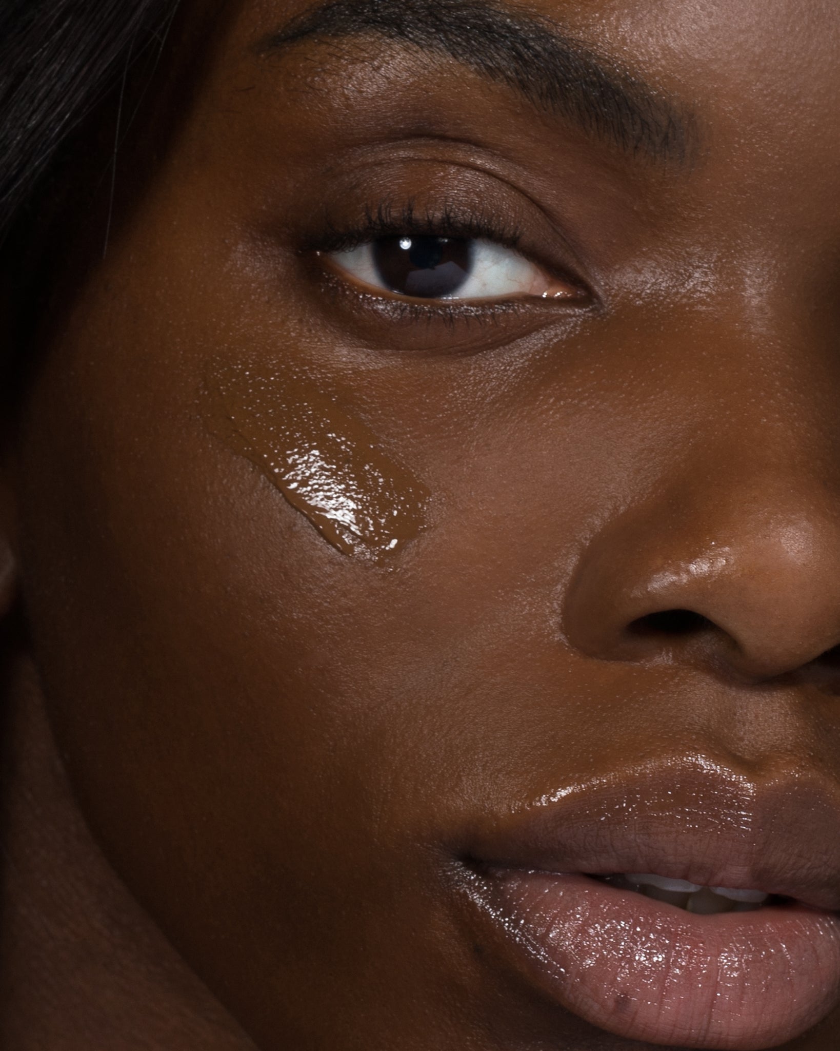 Model wearing MÁDARA Organic Skincare skinonym foundation oak on A6098 foundation on skin; close-up portrait shows natural application results.