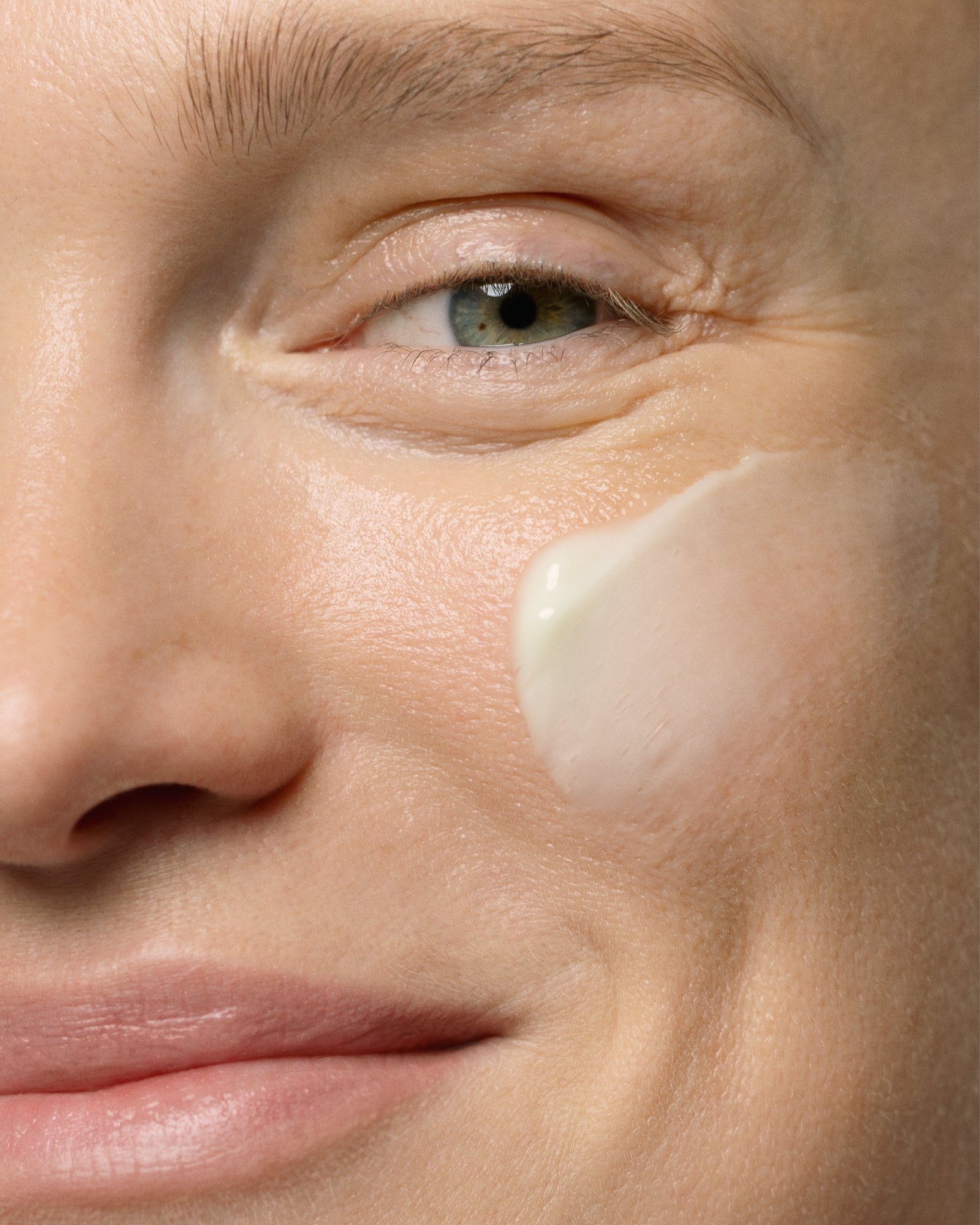 MADARA deep moisture day cream on model