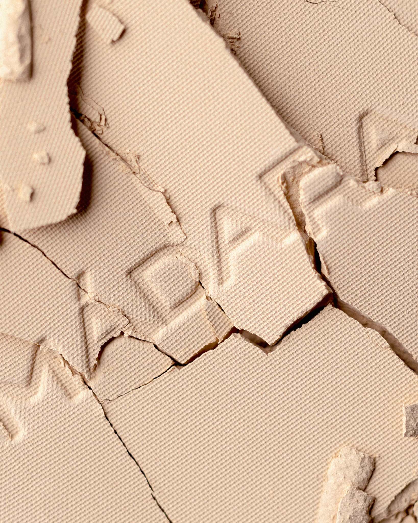 Texture close-up of MÁDARA Organic Skincare air equal powder beige A6802 �swatch demonstrates consistency and finish.