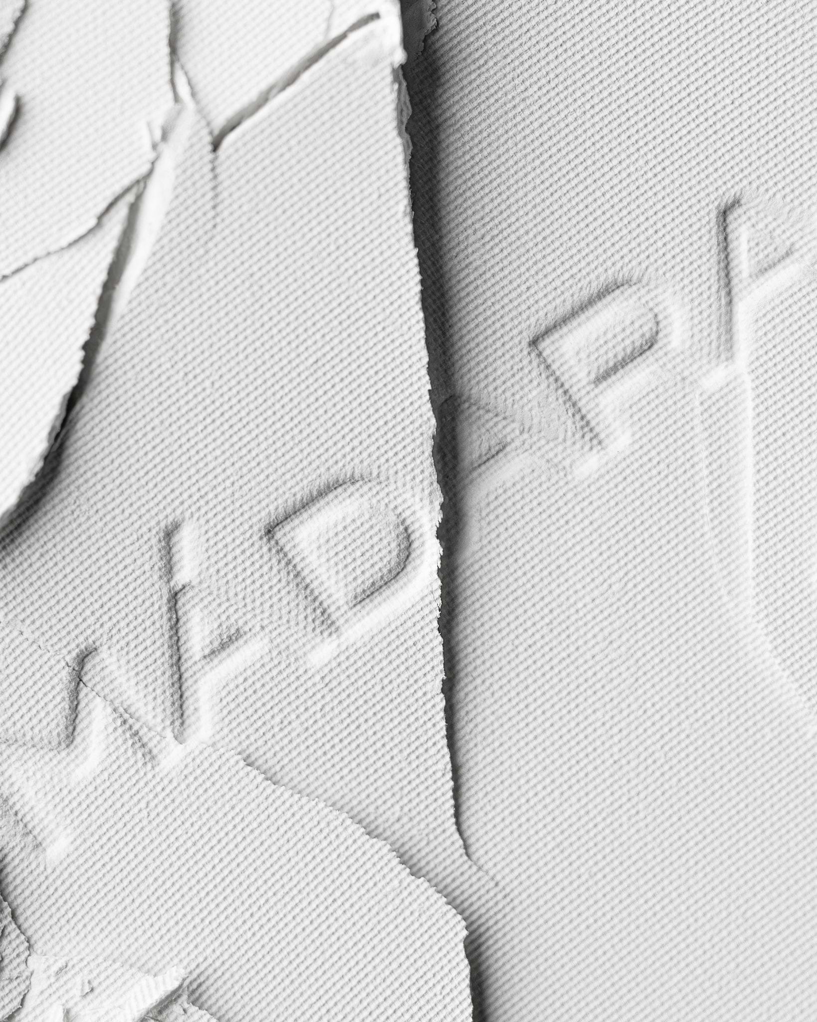 Texture close-up of MÁDARA Organic Skincare air equal powder translucent A6800 �swatch demonstrates consistency and finish.