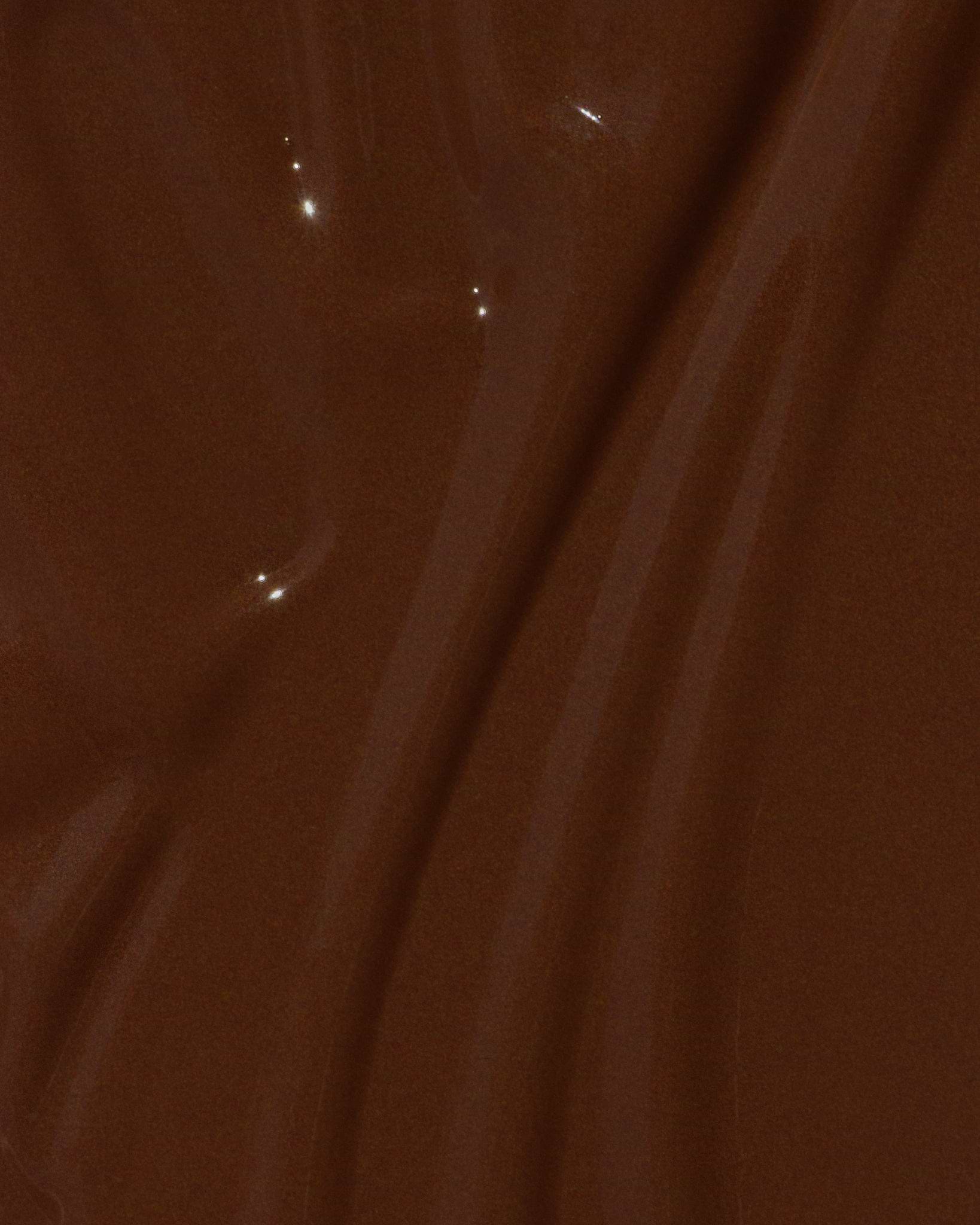 Texture close-up of MÁDARA Organic Skincare skin equal mocha A6069 �swatch demonstrates consistency and finish.