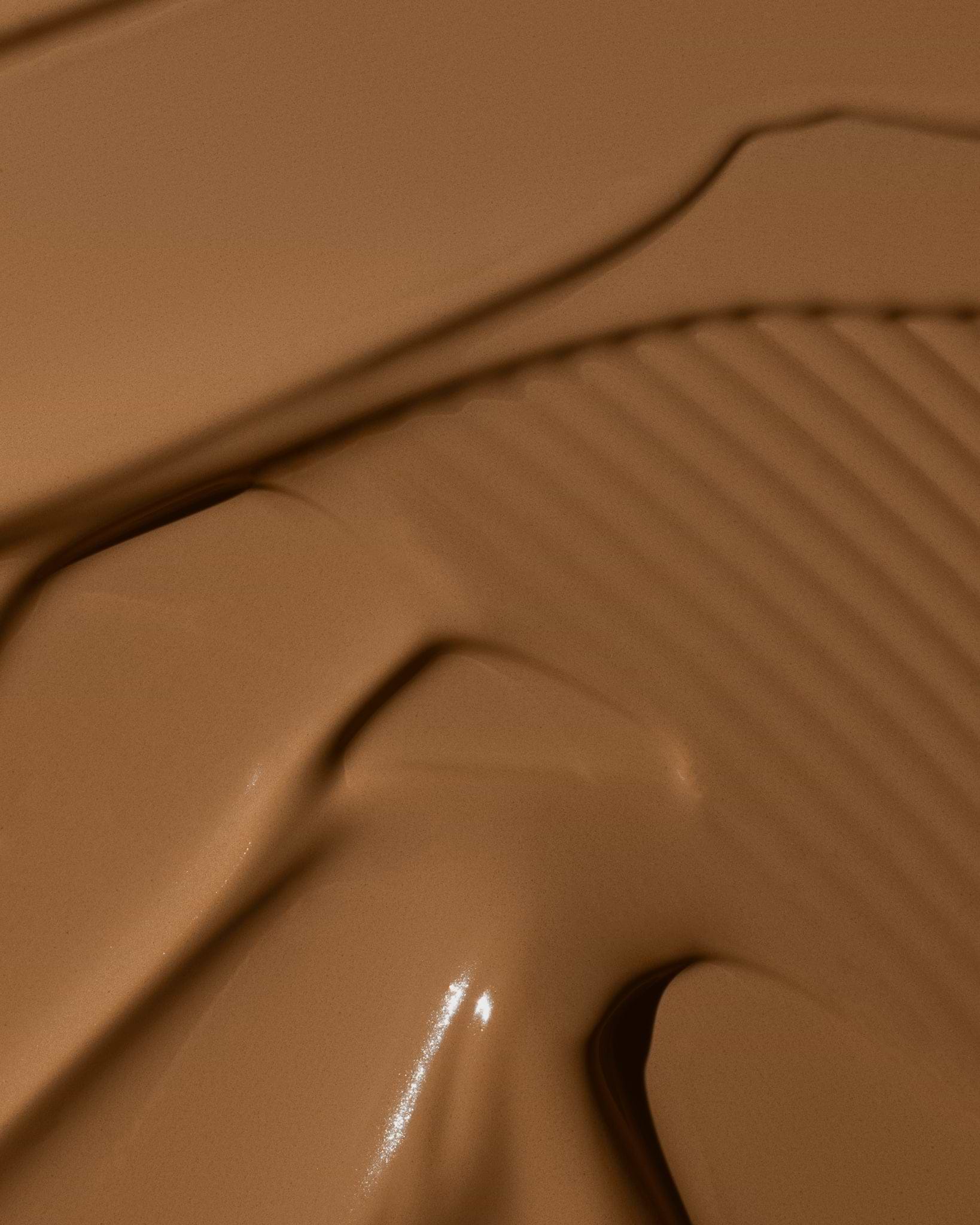 Texture close-up of MÁDARA Organic Skincare skinonym caramel A6093 �swatch demonstrates consistency and finish.