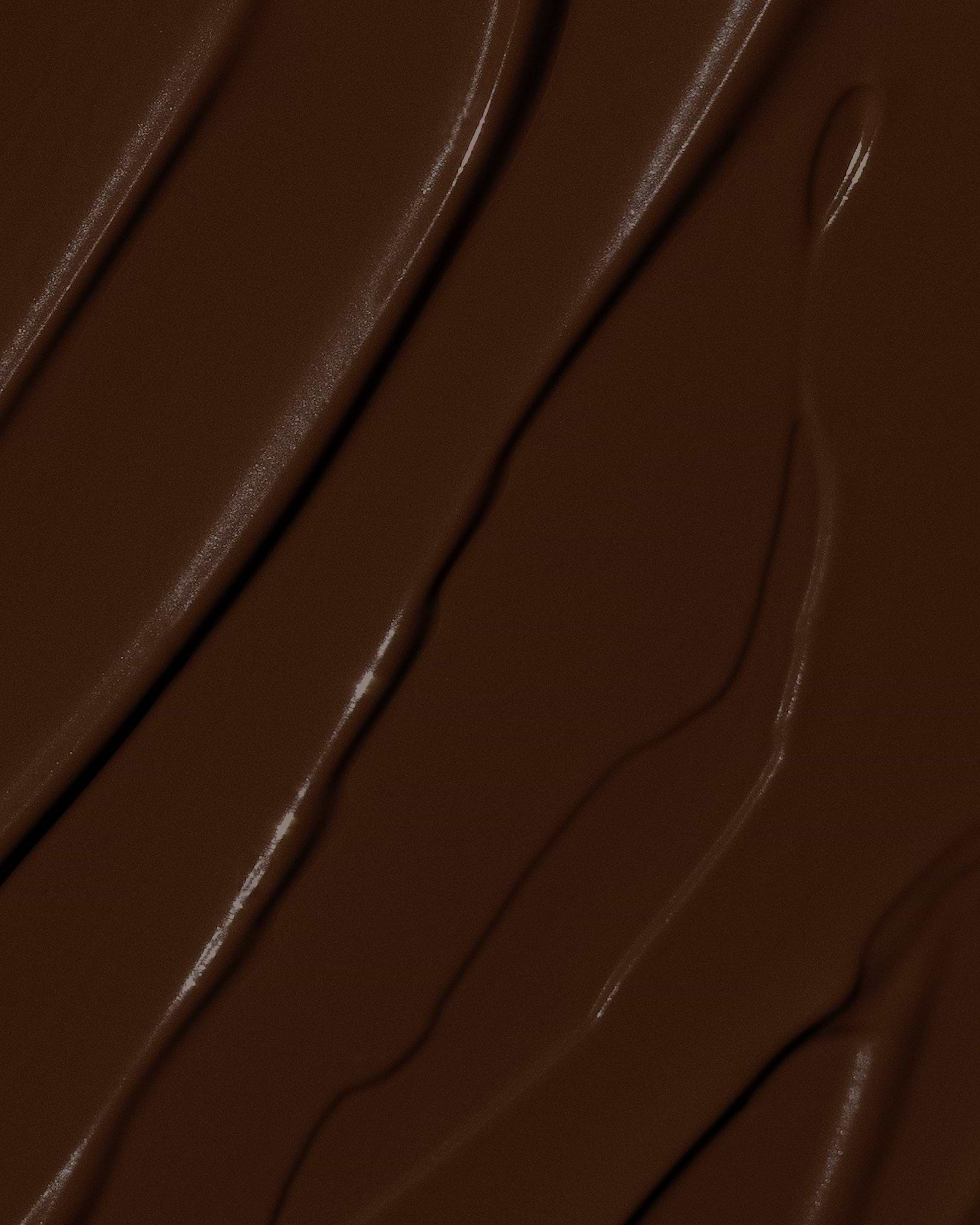 Texture close-up of MÁDARA Organic Skincare skinonym mocha A6099 �swatch demonstrates consistency and finish.