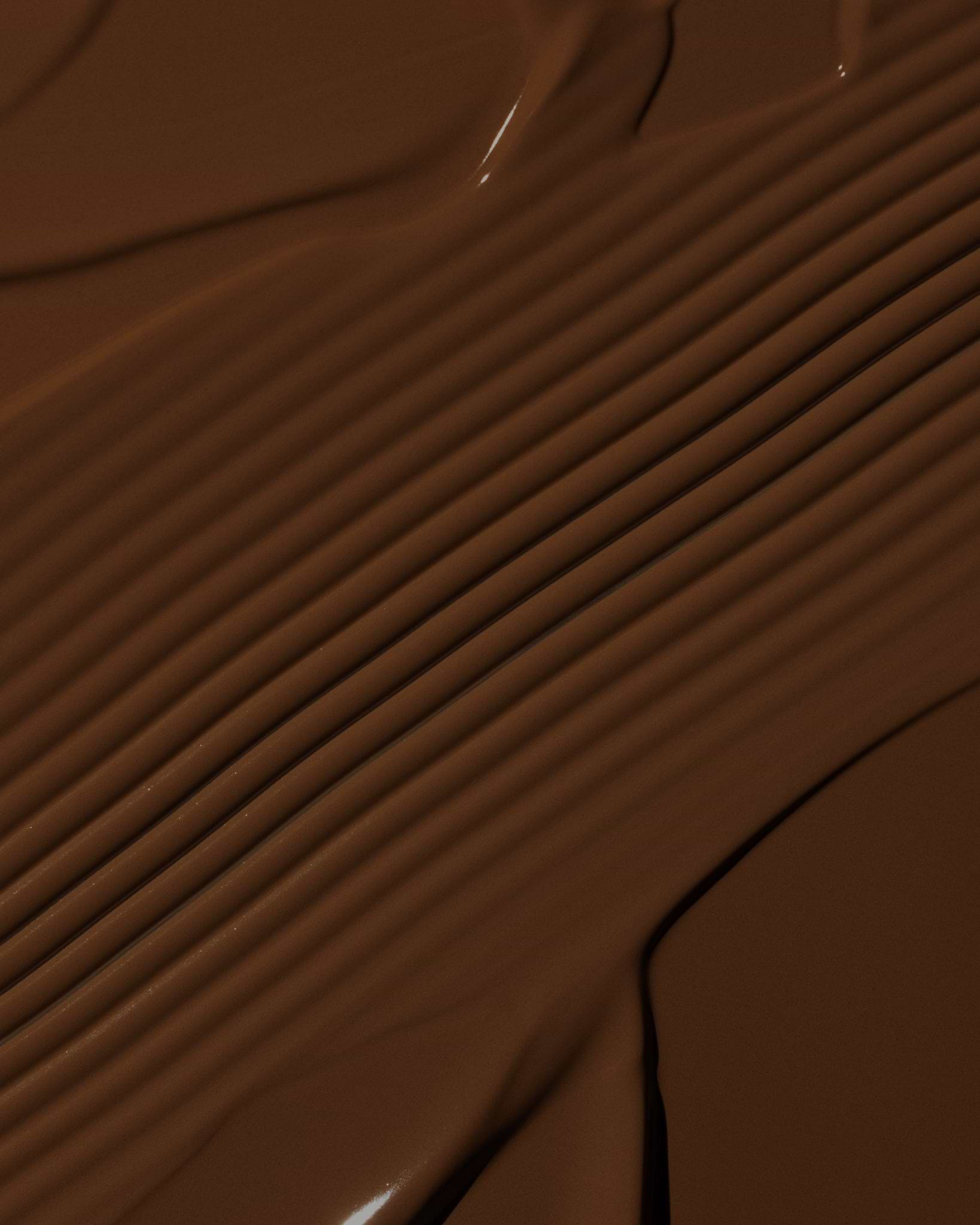 Texture close-up of MÁDARA Organic Skincare skinonym oak A6098 �swatch demonstrates consistency and finish.