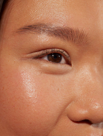 Close-up of Madara Luminous Perfecting Concealer model wearing shade golden hour