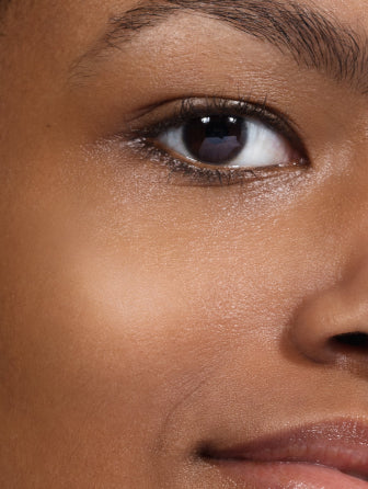 Close-up of Madara Luminous Perfecting Concealer model wearing shade RICH SOIL 70