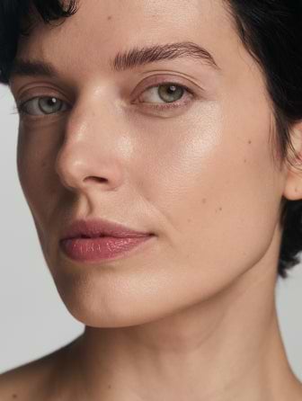 Close-up of Madara CC GO model wearing shade true beige
