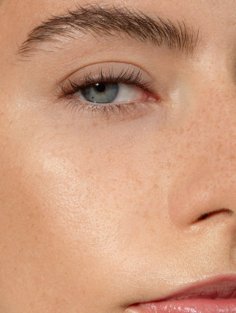 Madara H2O Hyaluron Tinted Serum model wearing shade sun flower