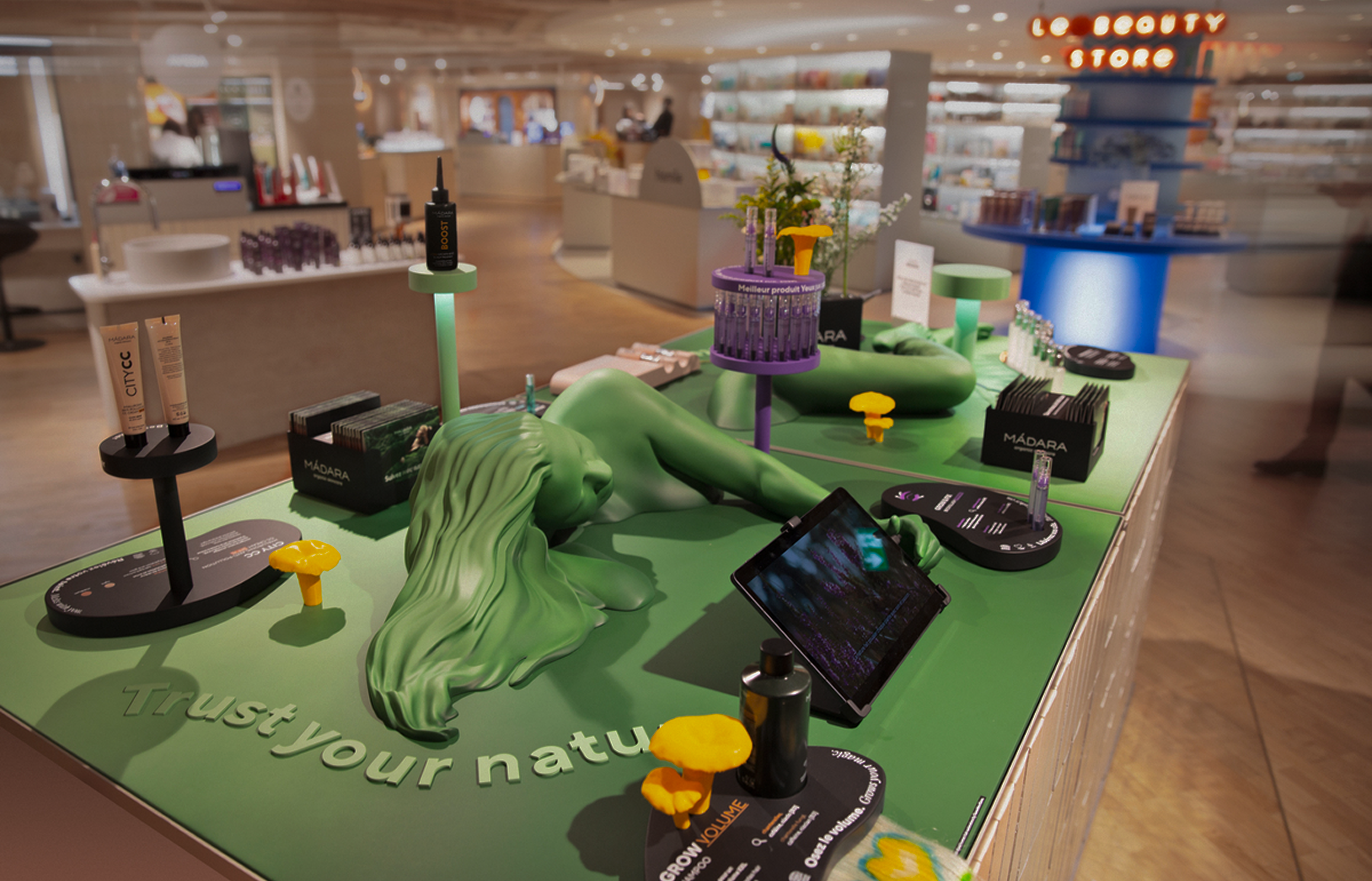 Lotte Tisenkopfas-Iltneres makets un stends ar MADARA Latvijā ražotu dabīgās kosmētikas līdzekļiem