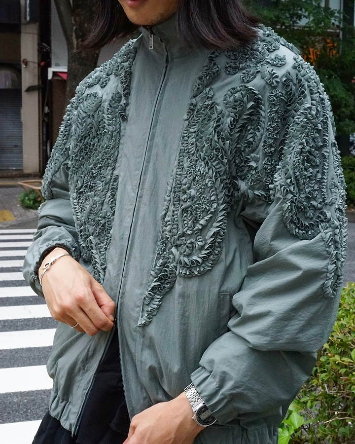 【24AW】テープエンブロイダリーウィンドブレーカー