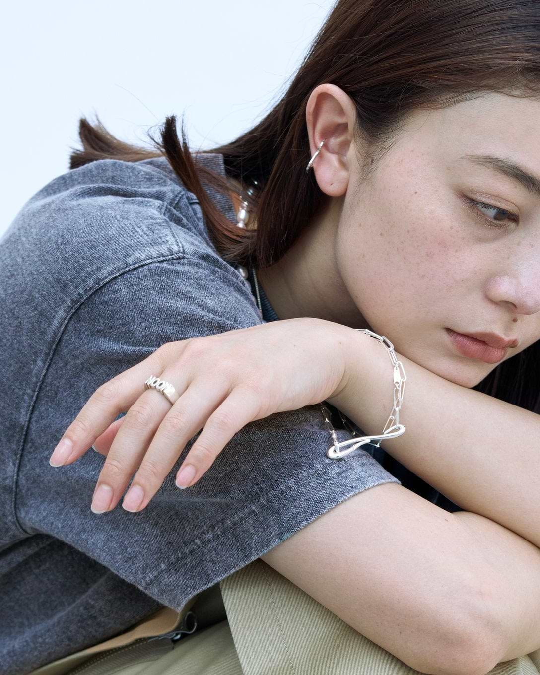 今気になるのはTシャツとジュエリーのペアリング、5つのルックから紐解く 掲載