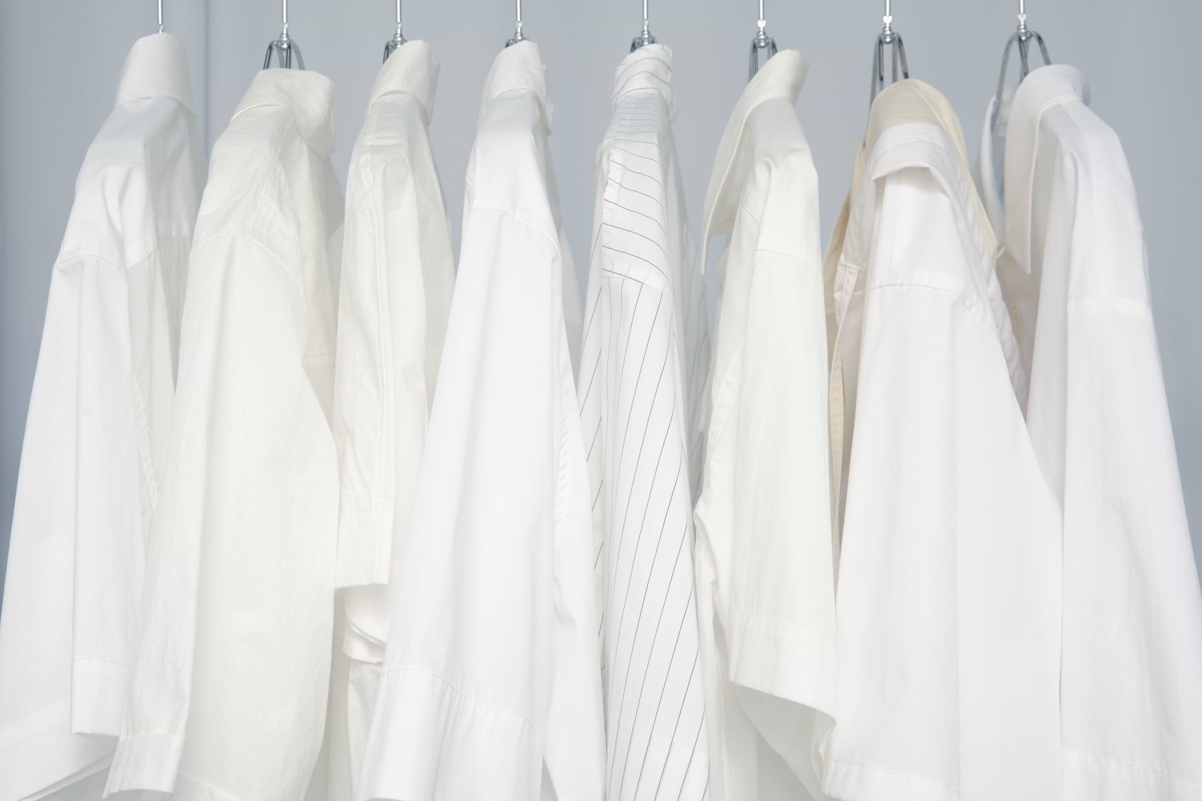 夏の爽やかな装いにマストハブ、セールで狙いたい「白シャツ」特集